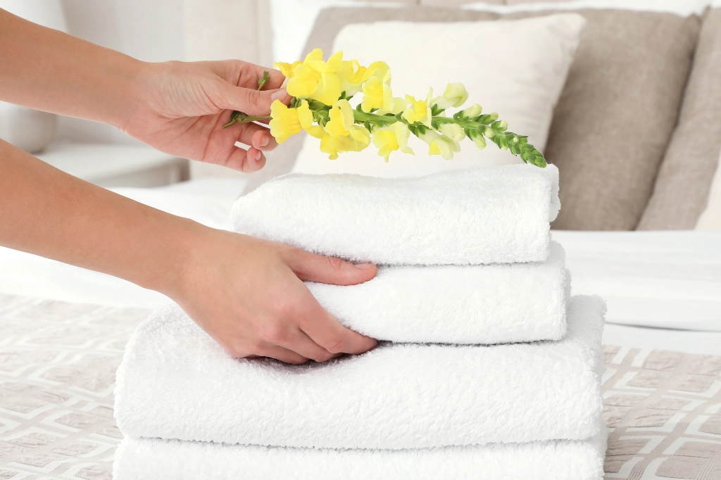 5-star vacation rental bed and bath linens including guest towels, hand towels, washcloths, bed sheets, kitchen linens, and beach towels from Destin Housekeeping Services.