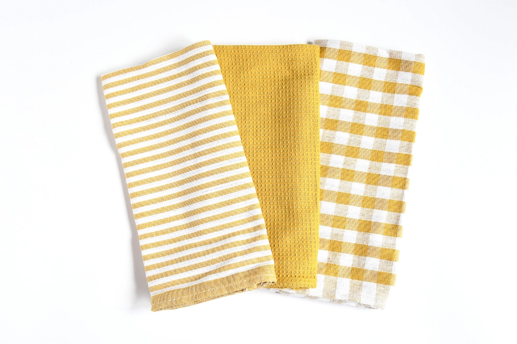 5-star vacation rental bed and bath linens including guest towels, hand towels, washcloths, bed sheets, kitchen linens, and beach towels from Destin Housekeeping Services.