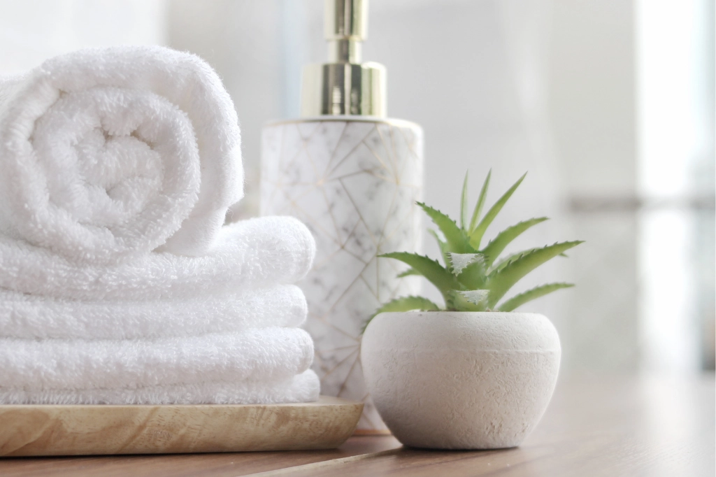 5-star vacation rental bed and bath linens including guest towels, hand towels, washcloths, bed sheets, kitchen linens, and beach towels from Destin Housekeeping Services.