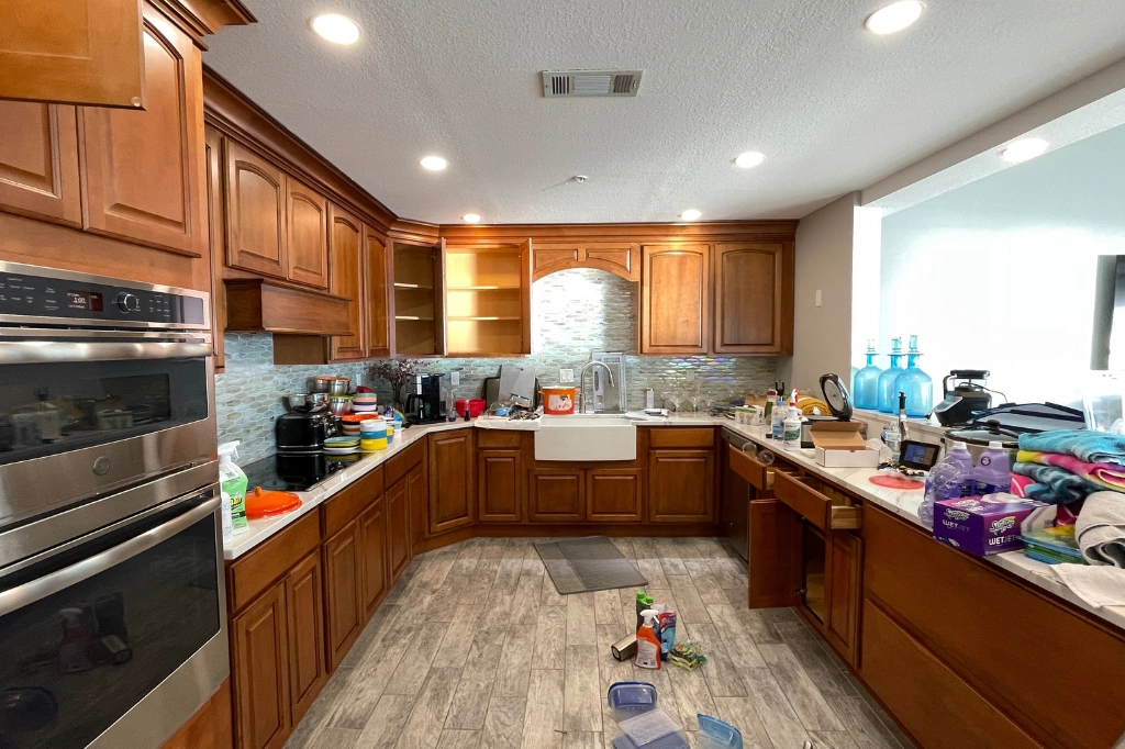 Destin Housekeeping Services, LLC - Decluttered and organized living room in a vacation rental property.